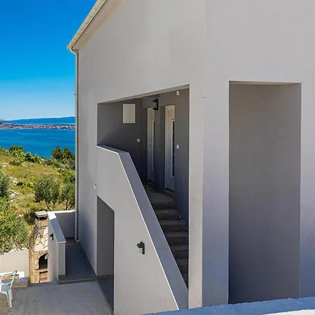 1 Bedroom Lovely In Daire Donji Seget