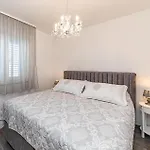 Beach Front Apartment In Seget Donji With Wifi Appartamento
