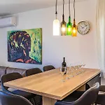 Appartamento Beach Front Apartment In Seget Donji With Wifi Donji Seget