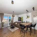 Beach Front Apartment In Seget Donji With Wifi Appartamento