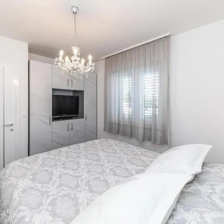 Beach Front Apartment In Seget Donji With Wifi Appartamento