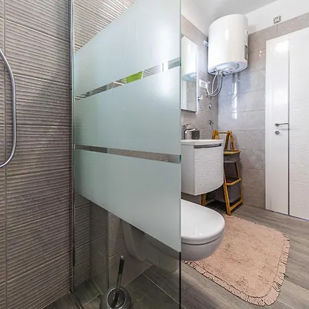 1 Bedroom Lovely In Apartment *