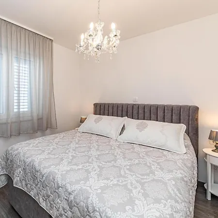 1 Bedroom Lovely In Apartment
