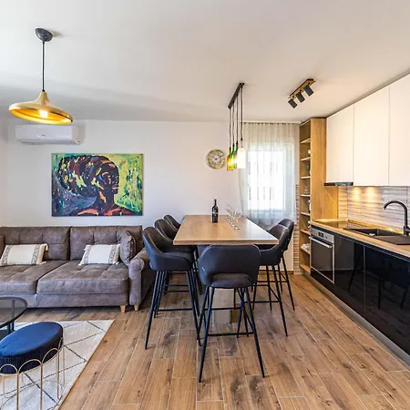 1 Bedroom Lovely In Apartment *