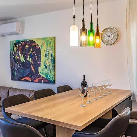 Apartment 1 Bedroom Lovely In Seget Donji