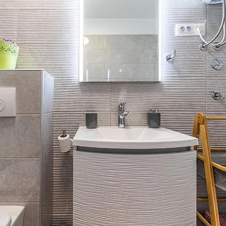 1 Bedroom Lovely In Apartment