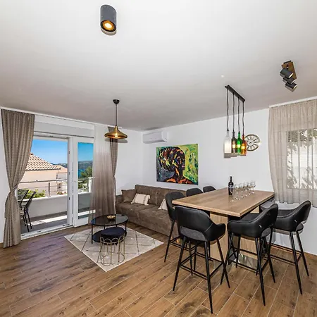 1 Bedroom Lovely In Apartment