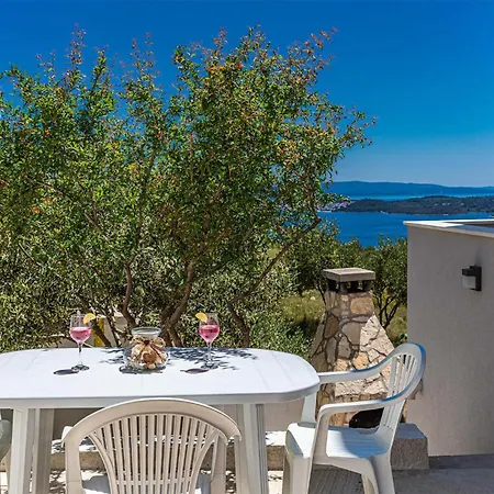Appartamento Beach Front Apartment In Seget Donji With Wifi
