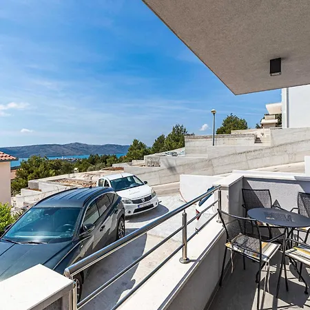 Beach Front Apartment In Seget Donji With Wifi